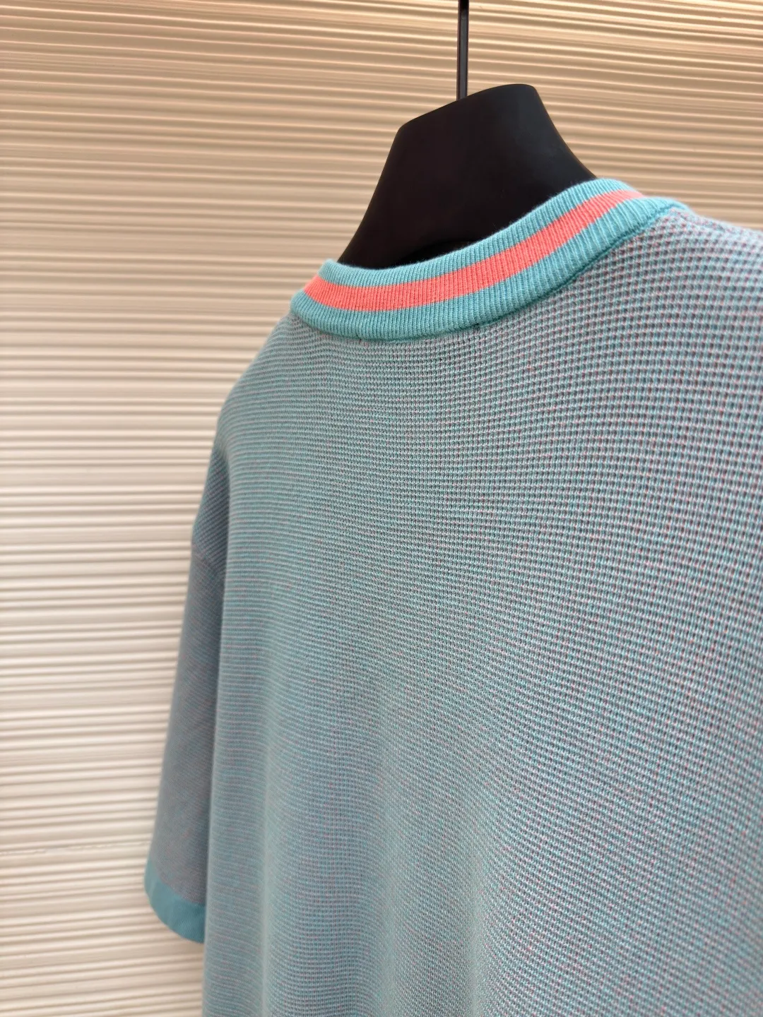 LOUIS VUITTON dolphin jacquard woolen short sleeves ●Authentic product: purchased and developed by 9150 ●Item number: 1680286-A75 ●Fabric: combed cotton ●Technology: jacquard ●Version: fitted version ●Weight: about 355 grams ●Size: XS-S-M-L ●Description: The yarn is made of 2 strips of 2/60 combed cotton on the bottom + 5 strips of polyester + 1 strip of high-elastic stretch frame. The loom is a 14-needle STOLL machine imported from Germany. Each piece of weaving takes 390 minutes. Due to the particularity of this weave, the stability requirements of the machine are very high, and many machines cannot do it. The weaving time is very long, and it is easy to have pieces when weaving the piece, and the loss will be very large. The overall wiring is straight and delicate, the fabric is comfortable and soft, and the color is consistent and has no color difference. It can be matched with the same style to create a fashionable look, and can be used in various occasions. Customized accessories, complete with three standards, same style for men and women!